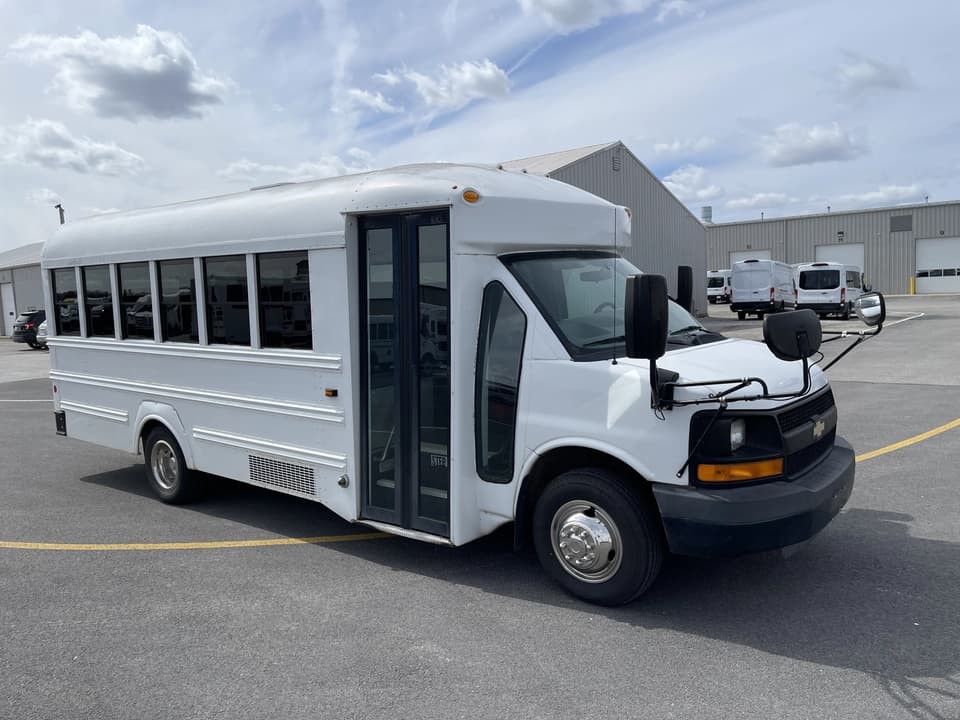 2015 Chevrolet Express 4500 Trans Tech Shuttle Bus - Image 1