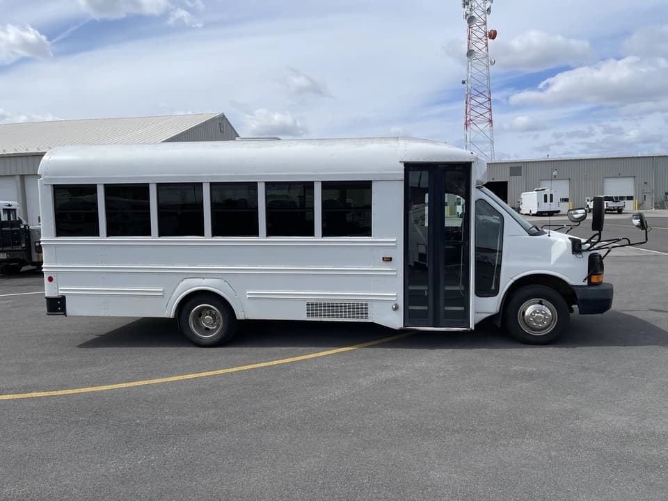 2015 Chevrolet Express 4500 Trans Tech Shuttle Bus - Image 2