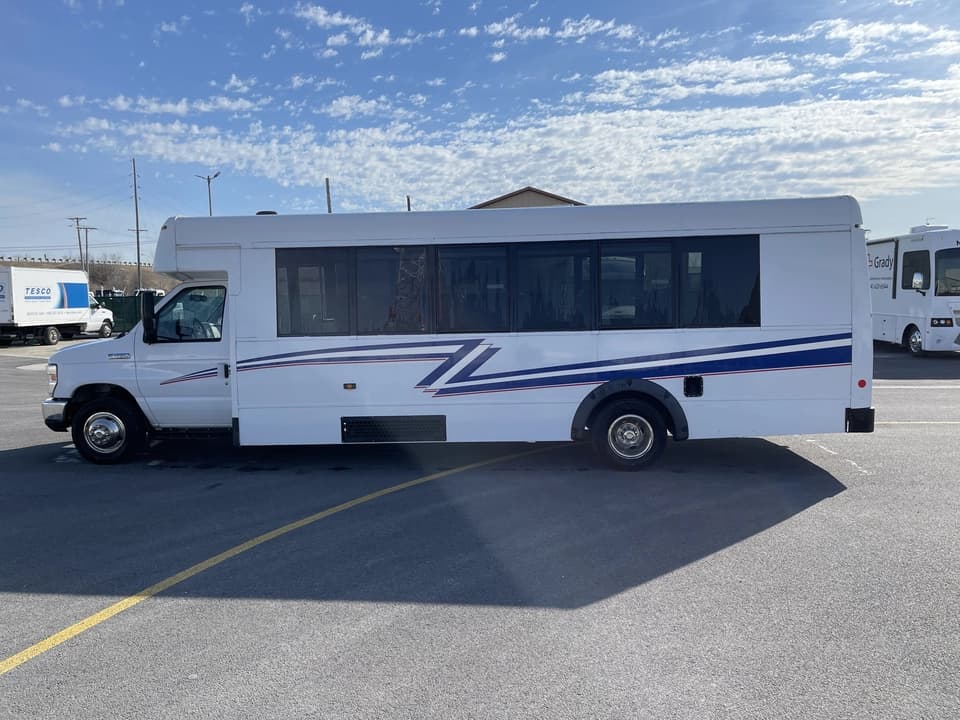 2019 Ford E450 Girardin Shuttle Bus - Image 6