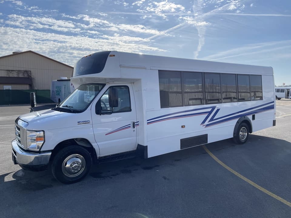 2019 Ford E450 Girardin Shuttle Bus - Image 7
