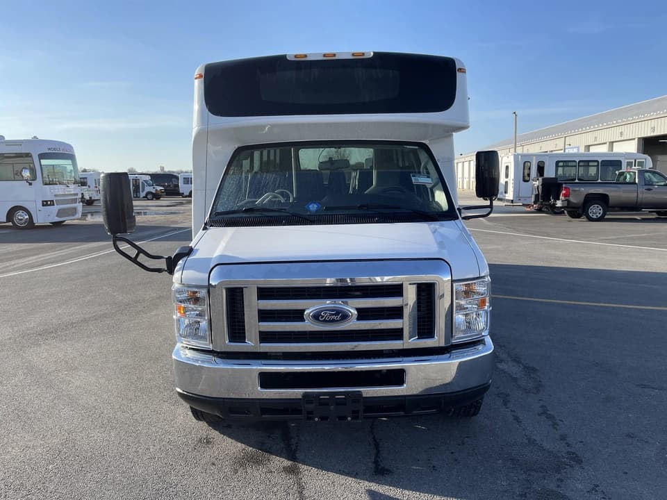 2019 Ford E450 Girardin Shuttle Bus - Image 8