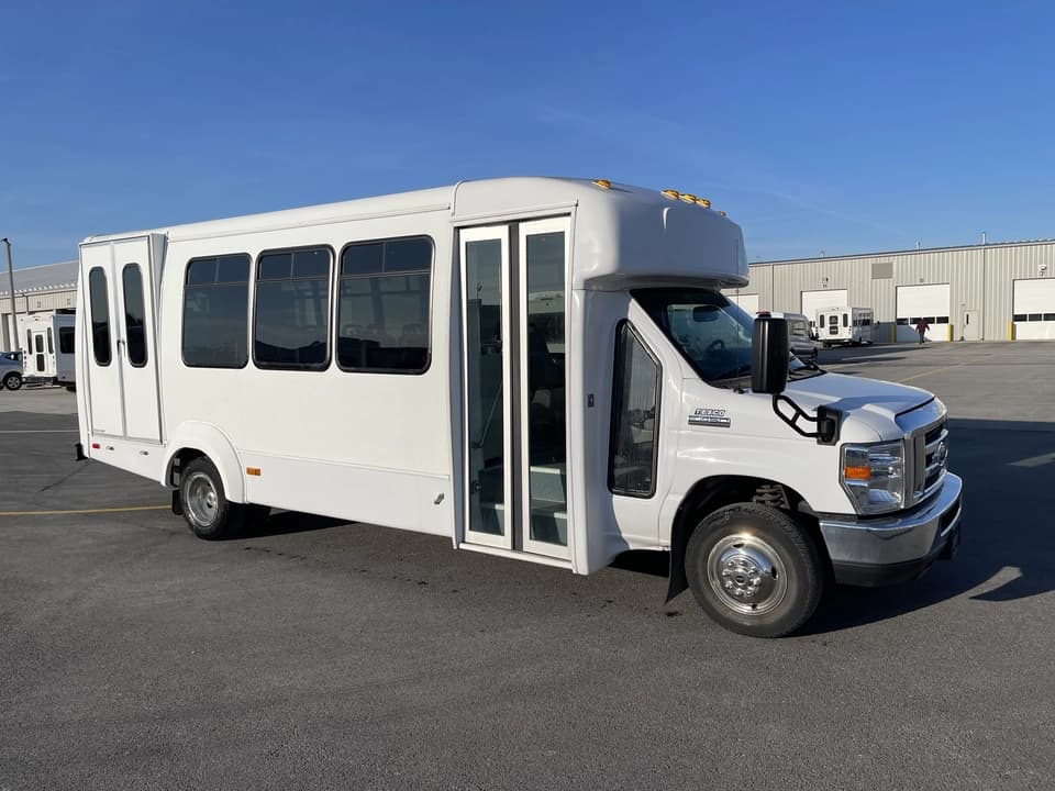 2019 Ford E450 Elkhart Coach - Image 1