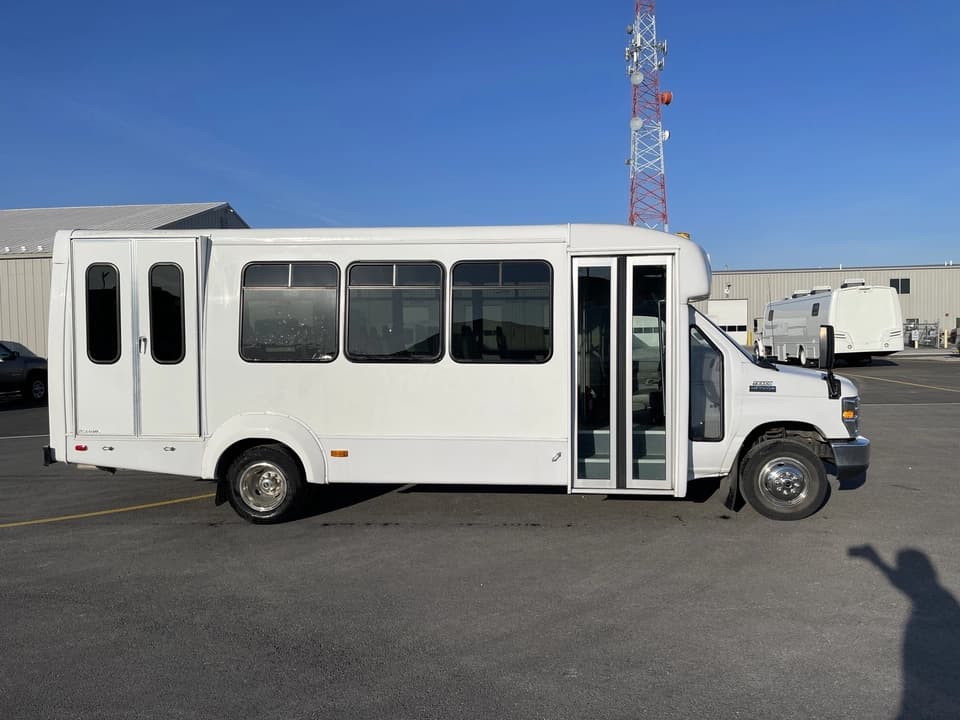 2019 Ford E450 Elkhart Coach - Image 2