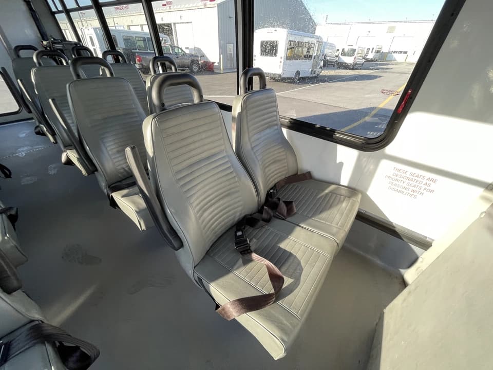 2019 Ford E450 Elkhart Coach - Image 11
