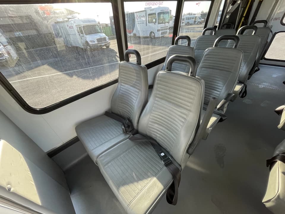 2019 Ford E450 Elkhart Coach - Image 12