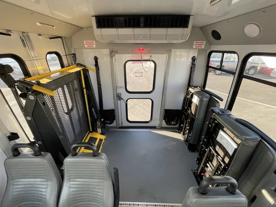 2019 Ford E450 Elkhart Coach - Image 13