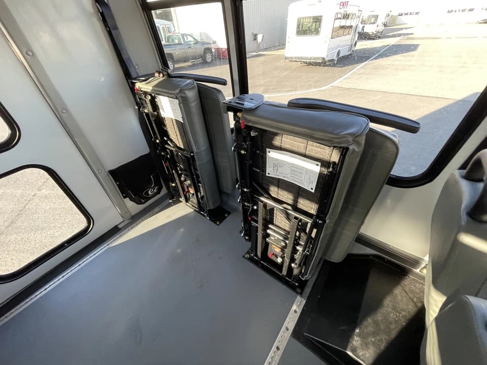 2019 Ford E450 Elkhart Coach - Image 14