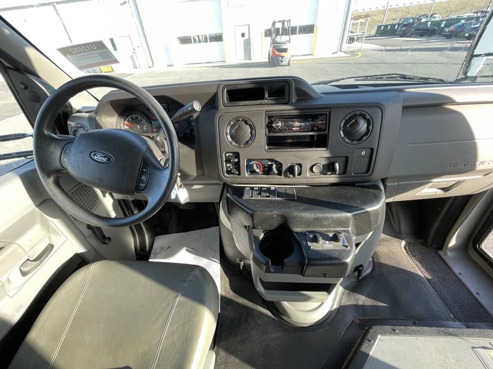 2019 Ford E450 Elkhart Coach - Image 16