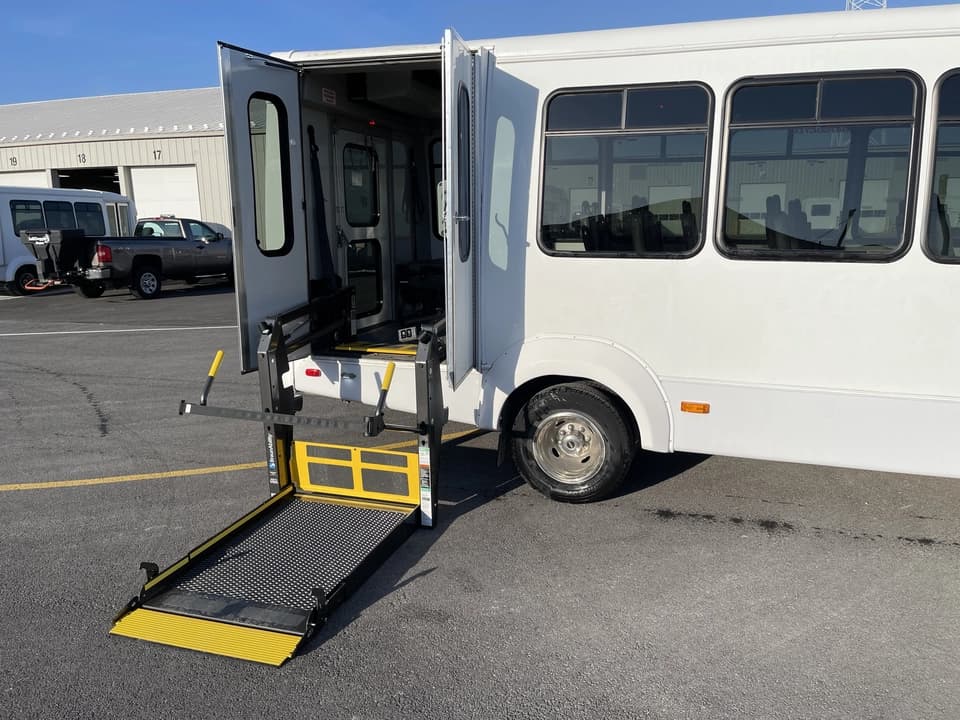 2019 Ford E450 Elkhart Coach - Image 3
