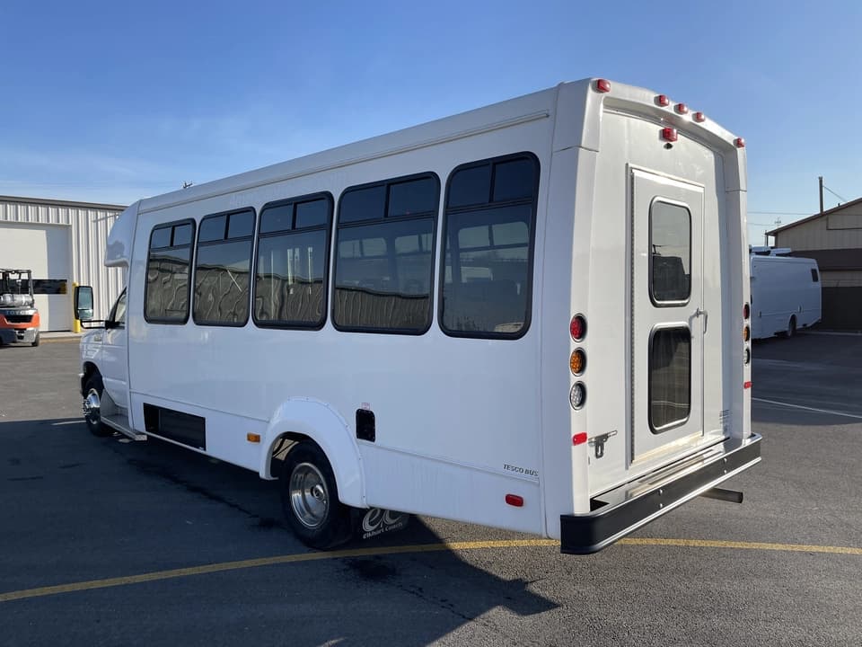 2019 Ford E450 Elkhart Coach - Image 6