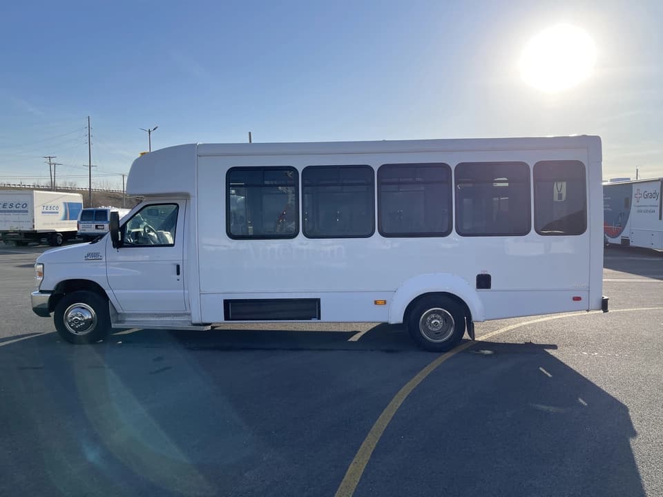 2019 Ford E450 Elkhart Coach - Image 7