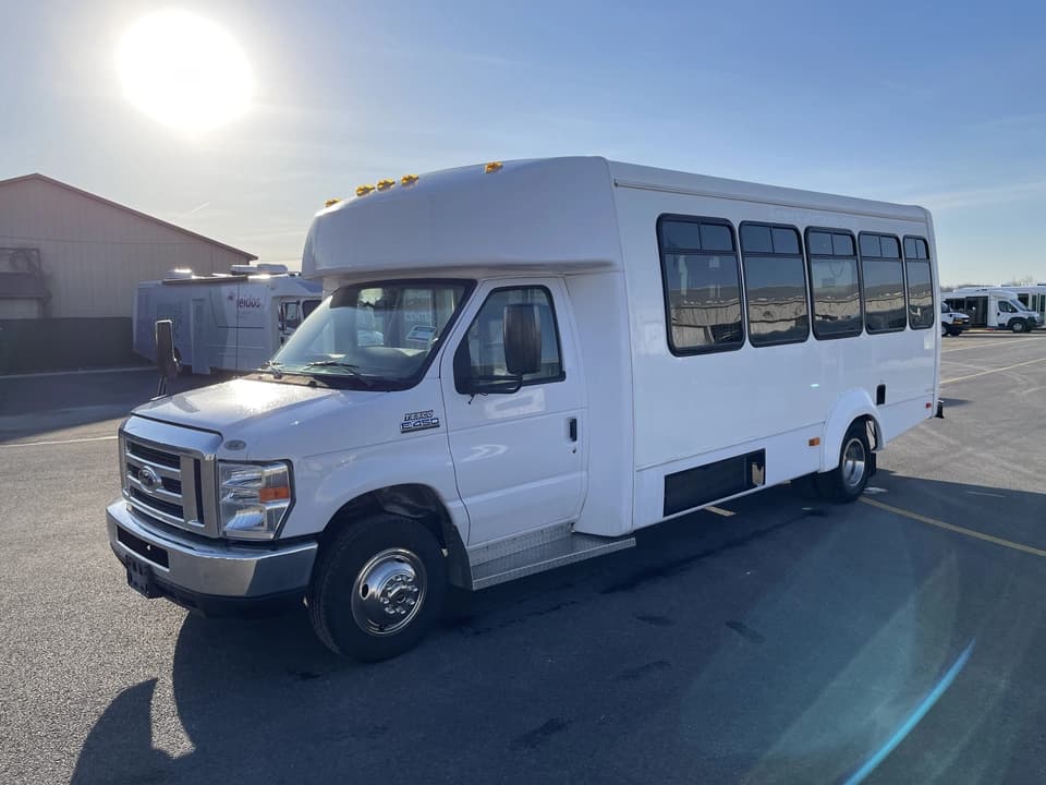 2019 Ford E450 Elkhart Coach - Image 8