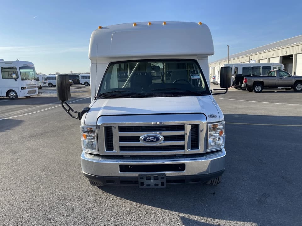 2019 Ford E450 Elkhart Coach - Image 9