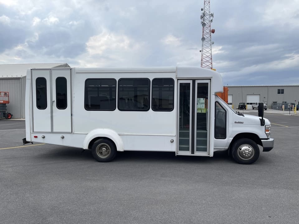 2018 Ford E350 Elkhart Coach - Image 2