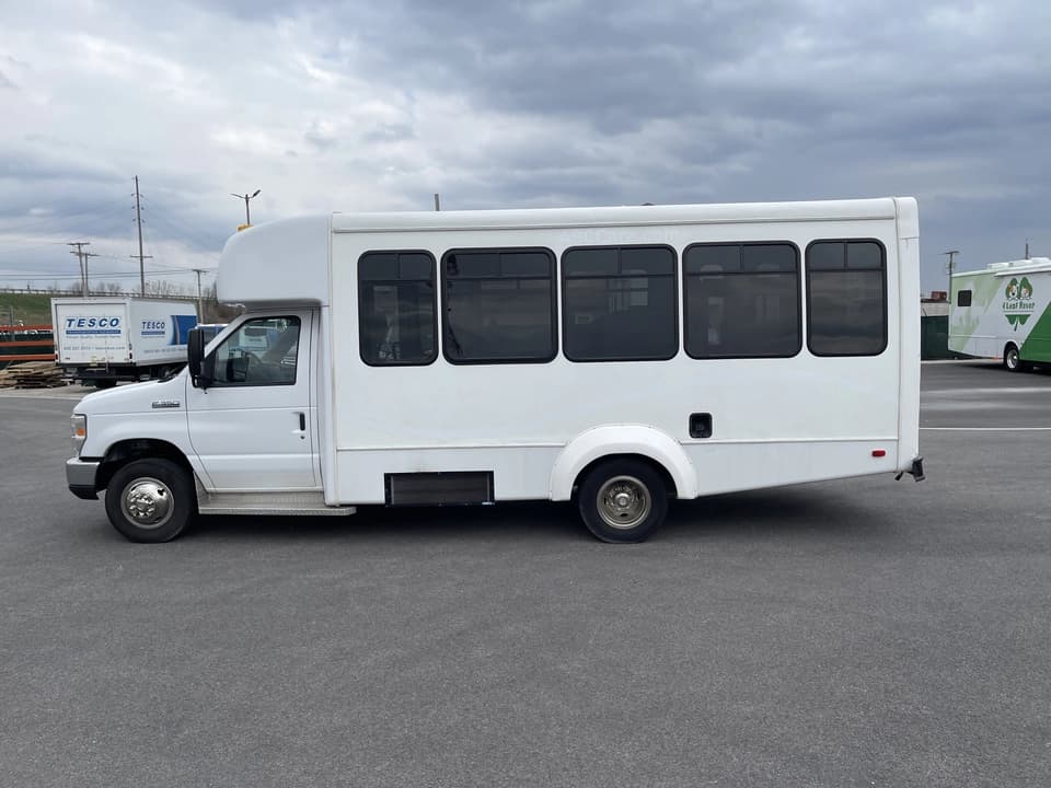 2018 Ford E350 Elkhart Coach - Image 3