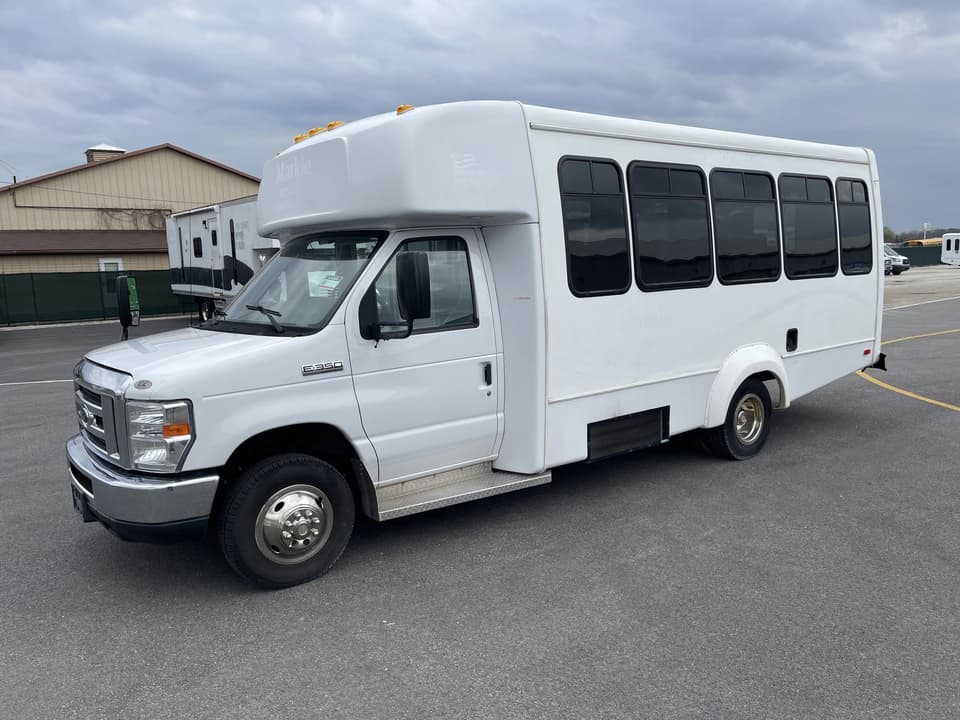 2018 Ford E350 Elkhart Coach - Image 4