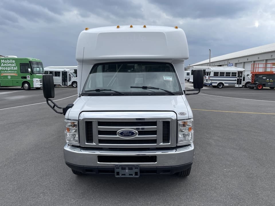 2018 Ford E350 Elkhart Coach - Image 5