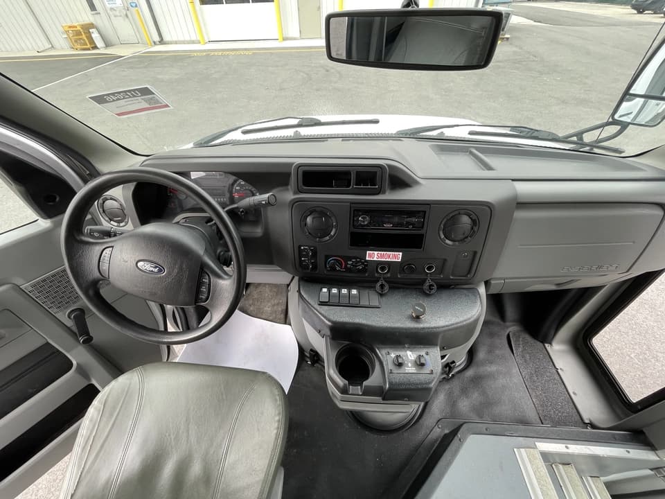 2018 Ford E350 Elkhart Coach - Image 8