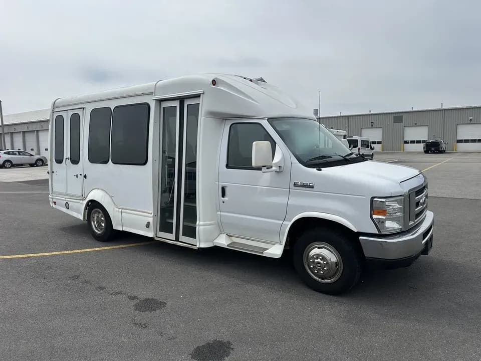 2017 Ford E350 Starcraft Shuttle Bus - Image 1
