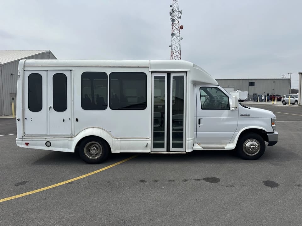2017 Ford E350 Starcraft Shuttle Bus - Image 2