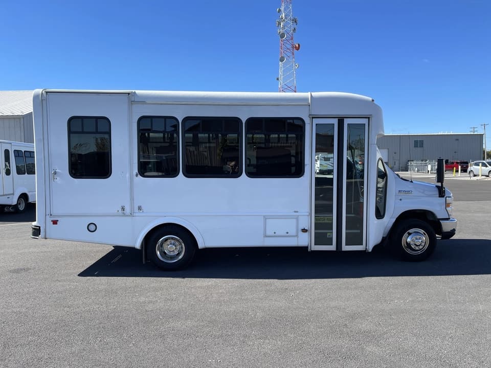 2019 Ford E450 Glaval Shuttle Bus - Image 2