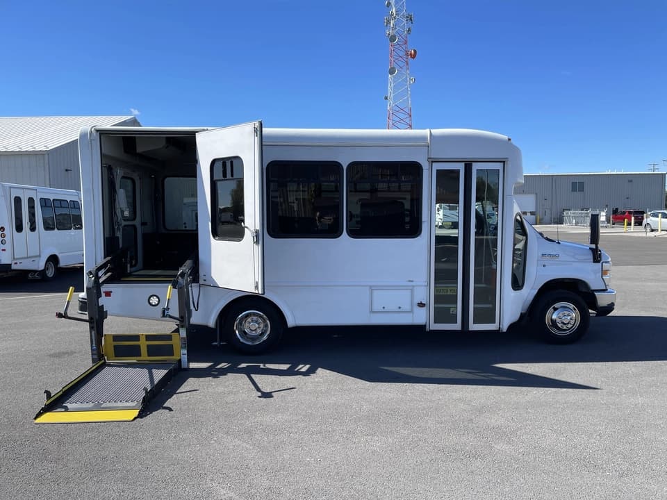 2019 Ford E450 Glaval Shuttle Bus - Image 3