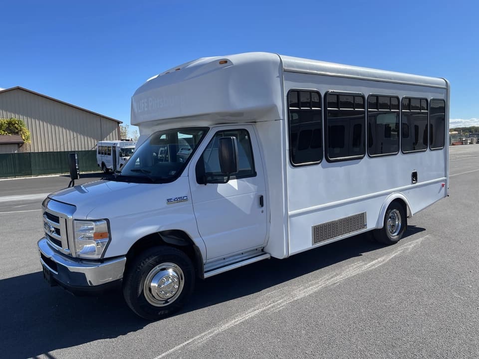 2019 Ford E450 Glaval Shuttle Bus - Image 8