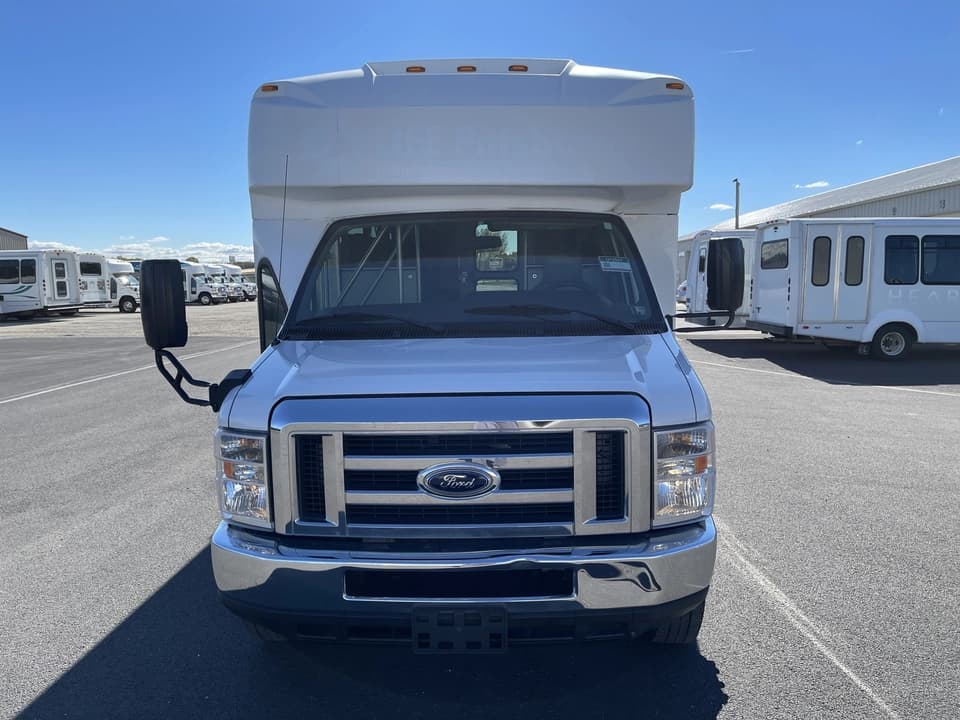 2019 Ford E450 Glaval Shuttle Bus - Image 9