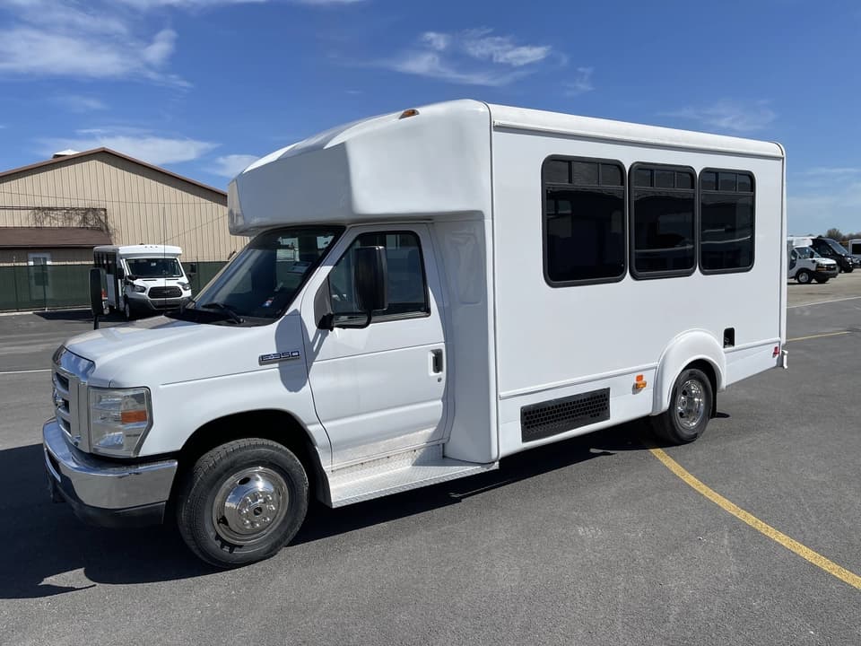 2015 Ford Goshen Shuttle Bus - Image 7