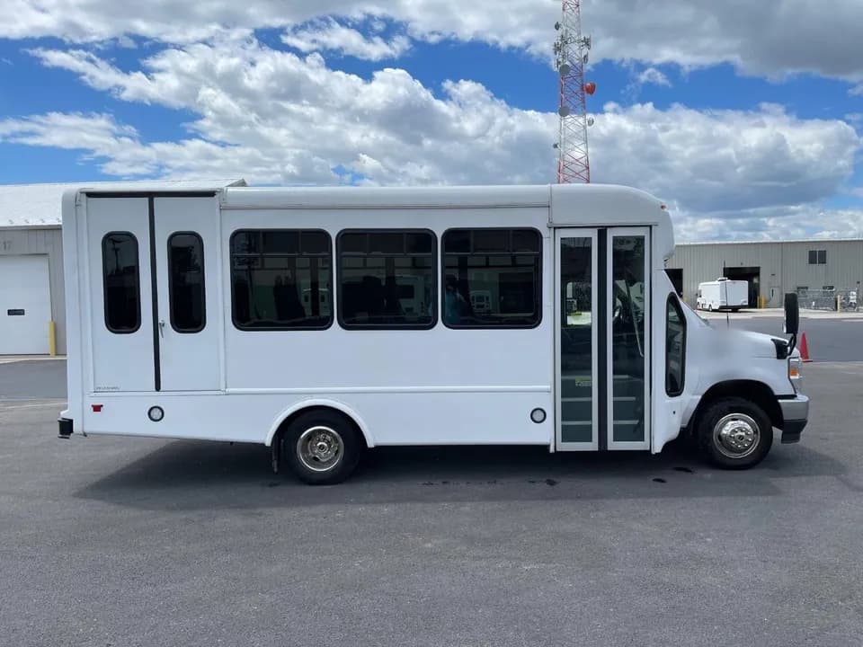 2022 Ford E350 StarTrans - Image 2