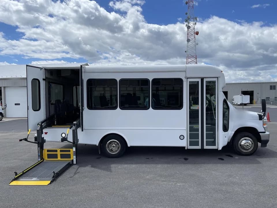 2022 Ford E350 StarTrans - Image 3