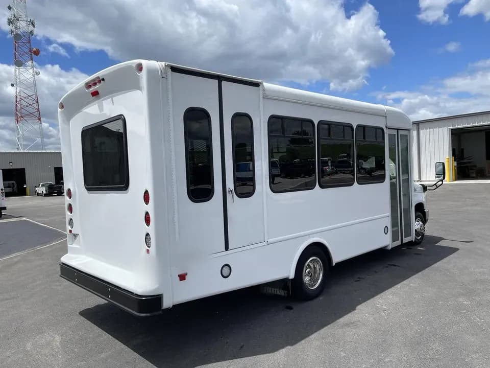 2022 Ford E350 StarTrans - Image 4
