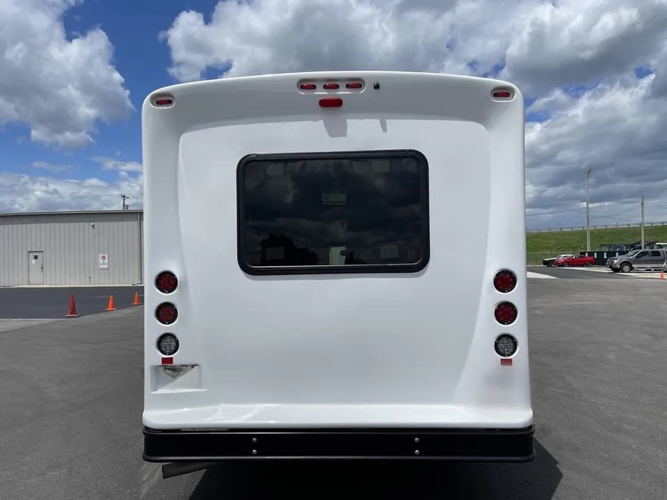 2022 Ford E350 StarTrans - Image 5