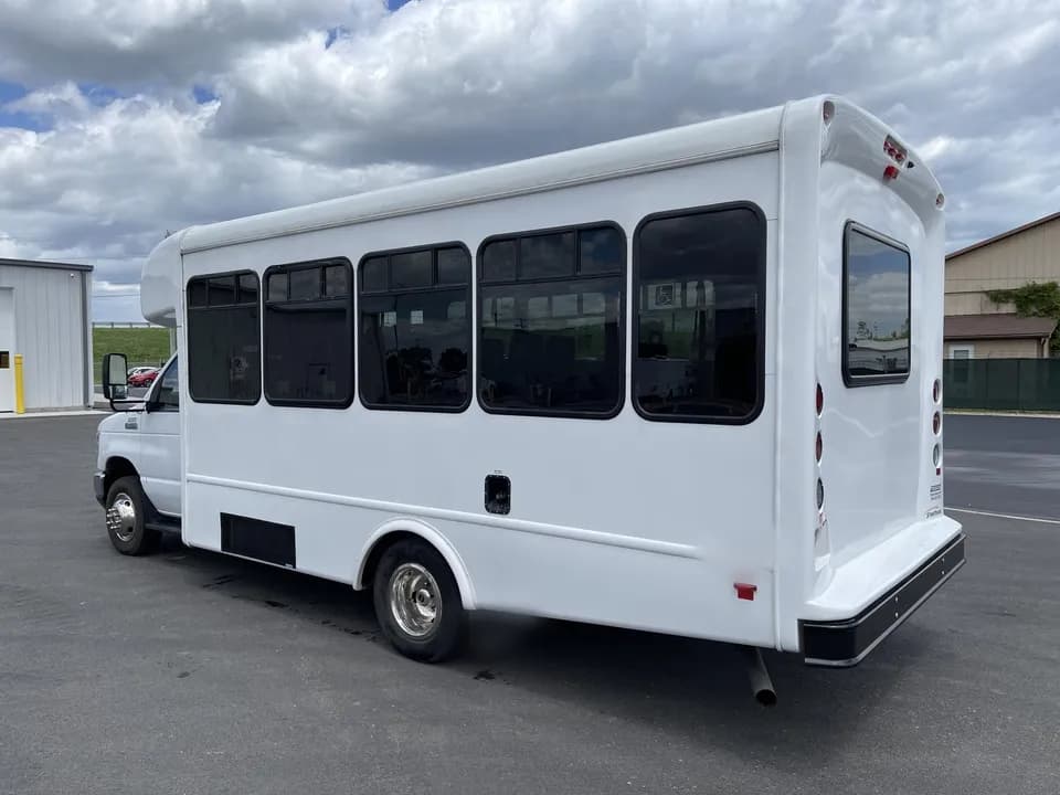 2022 Ford E350 StarTrans - Image 6