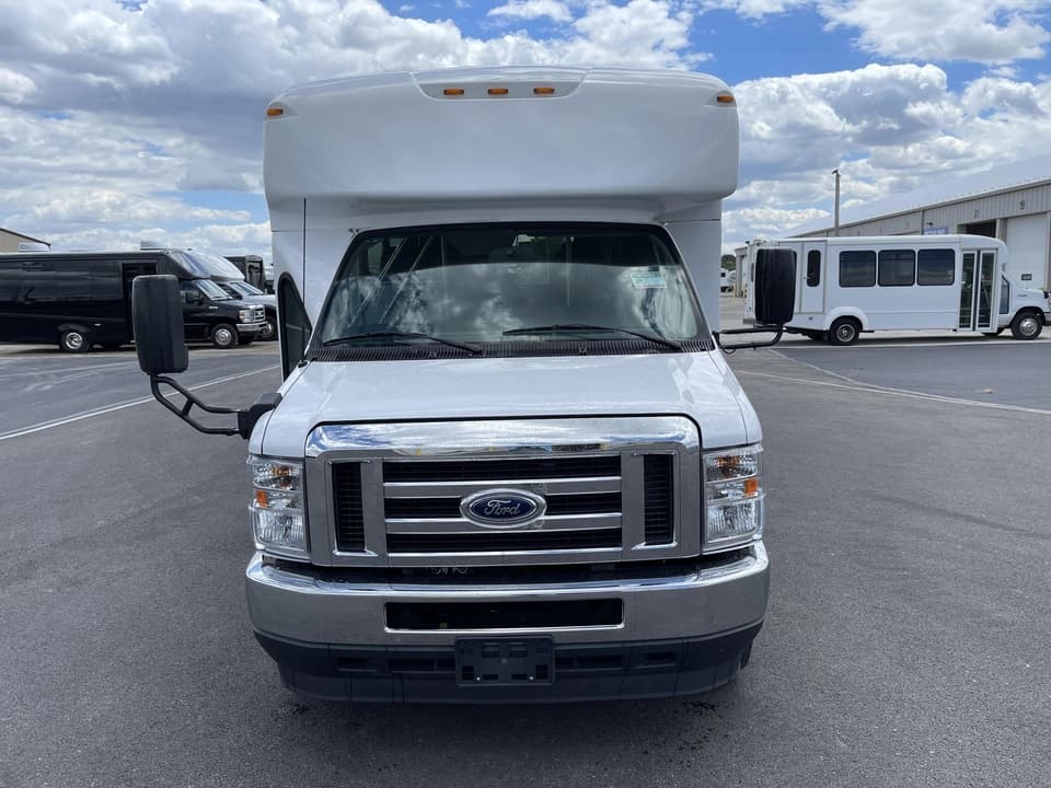 2022 Ford E350 StarTrans - Image 7