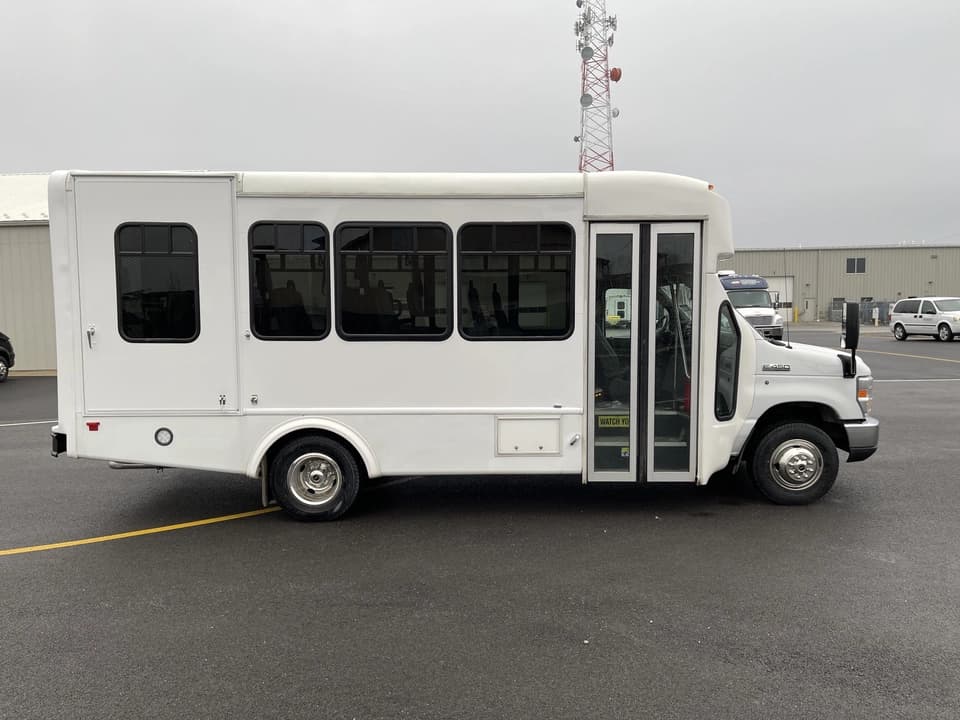 2019 Ford E450 Glaval - Image 2