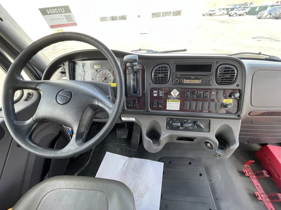 2016 Freightliner Glaval Shuttle Bus - Image 13