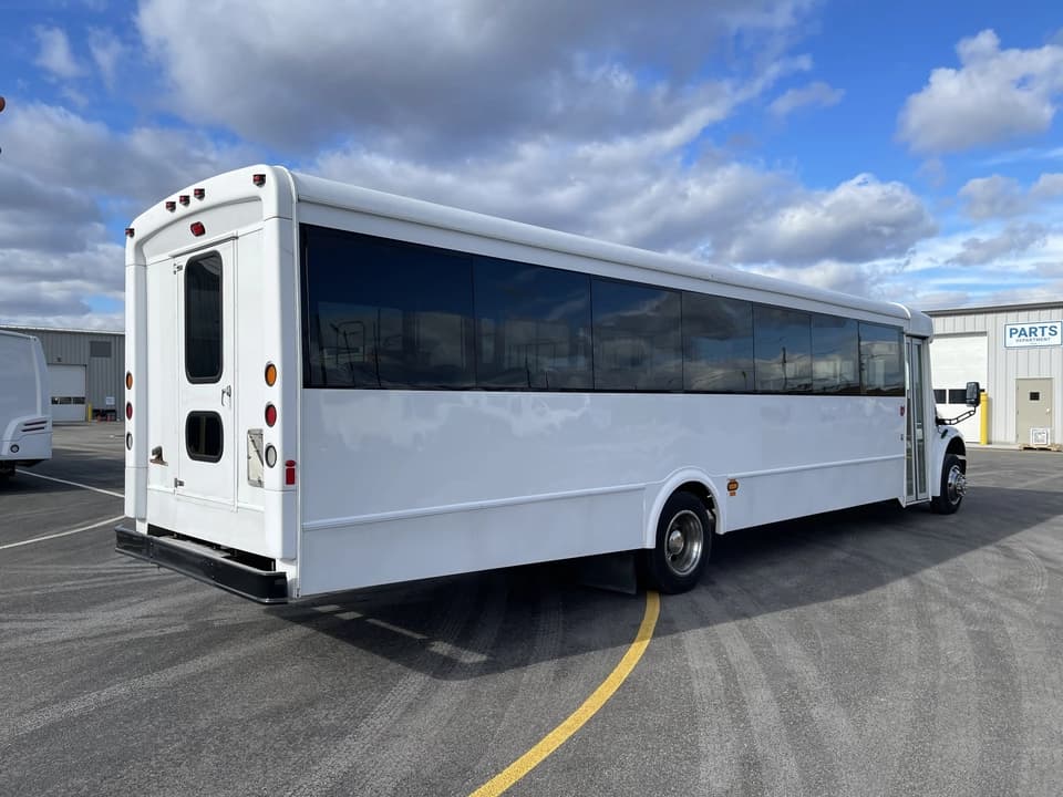 2016 Freightliner Glaval Shuttle Bus - Image 3