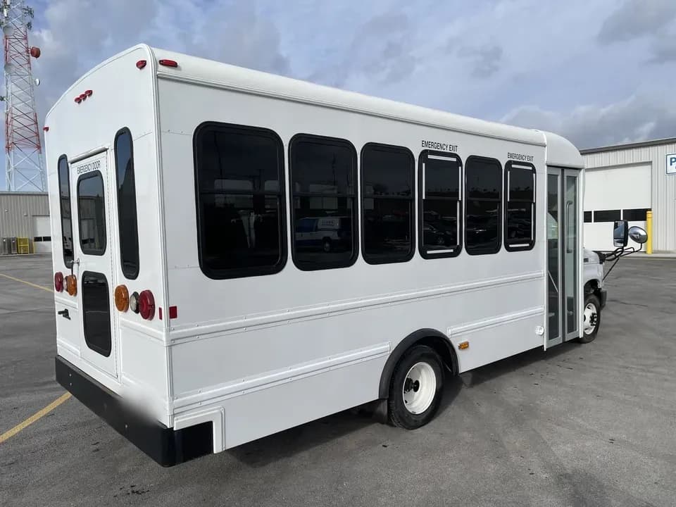2018 Ford E450 StarTrans - Image 3