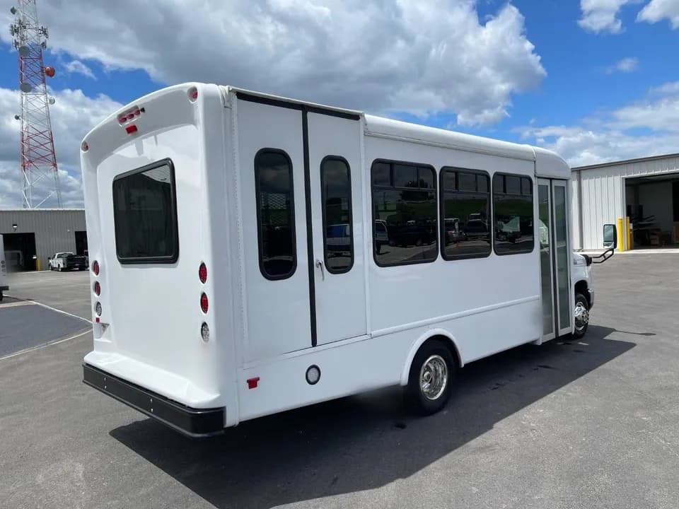 2022 Ford E350 StarTrans - Image 3