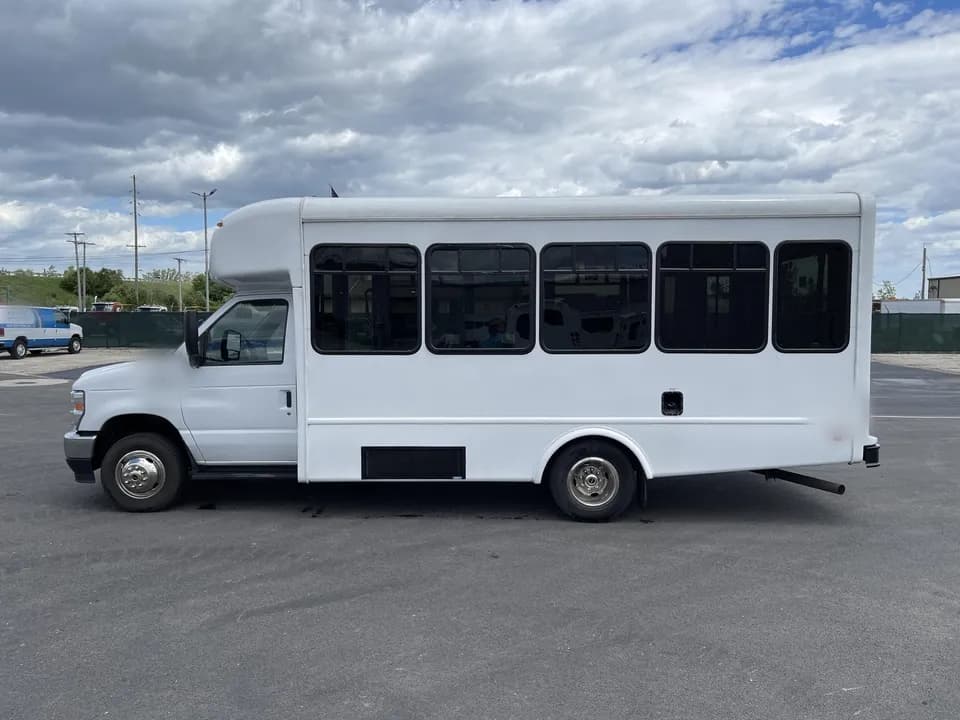 2022 Ford E350 StarTrans - Image 5