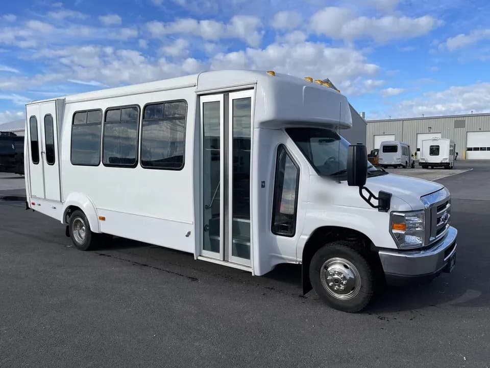 2019 Ford E450 Elkhart Coach - Image 1