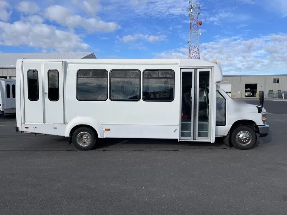 2019 Ford E450 Elkhart Coach - Image 2