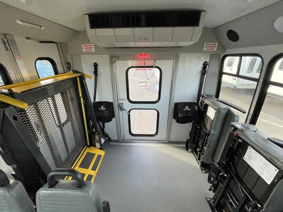 2019 Ford E450 Elkhart Coach - Image 13