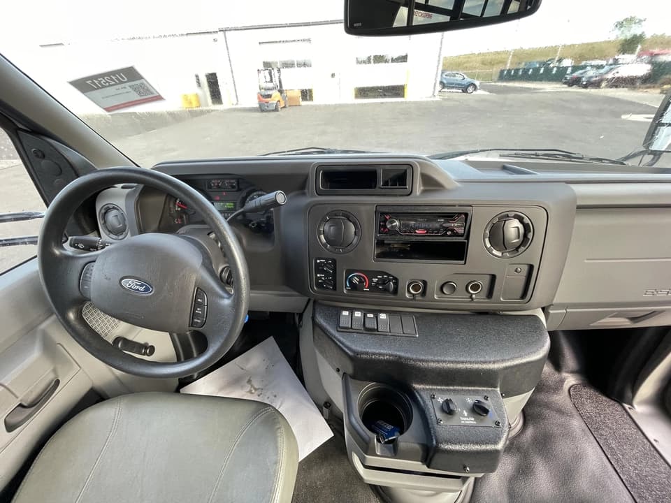 2019 Ford E450 Elkhart Coach - Image 16