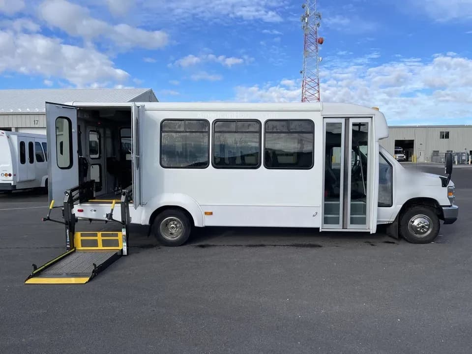 2019 Ford E450 Elkhart Coach - Image 3