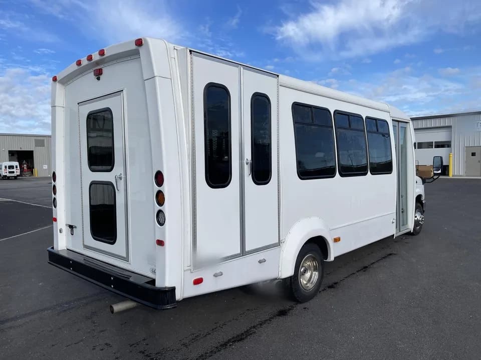 2019 Ford E450 Elkhart Coach - Image 4