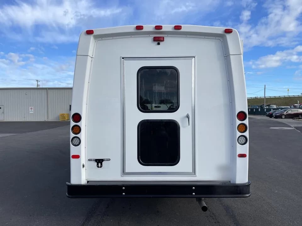 2019 Ford E450 Elkhart Coach - Image 5