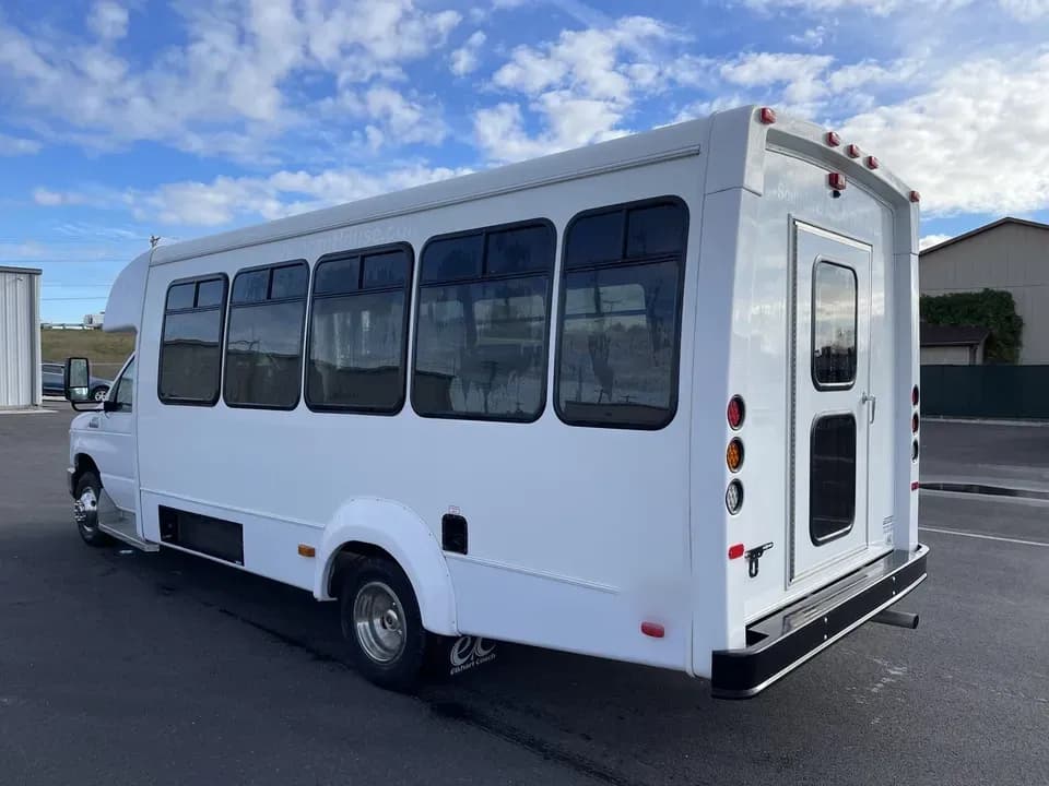 2019 Ford E450 Elkhart Coach - Image 6