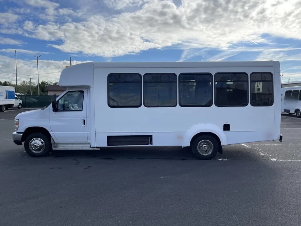 2019 Ford E450 Elkhart Coach - Image 7